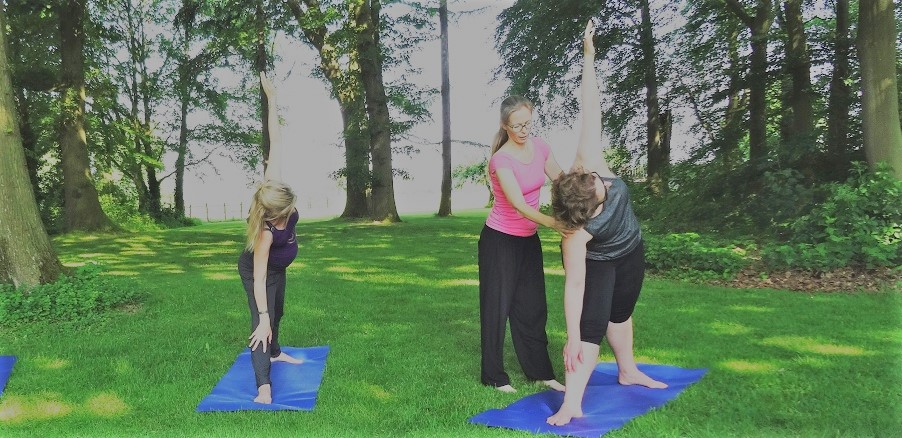 yoga docenten opleiding trikonasana