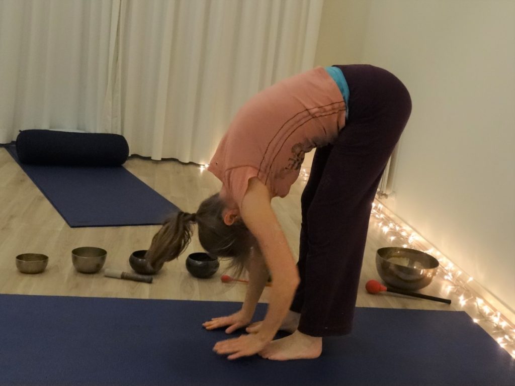 yogahouding voor je rug - uttanasana - forward bend pose